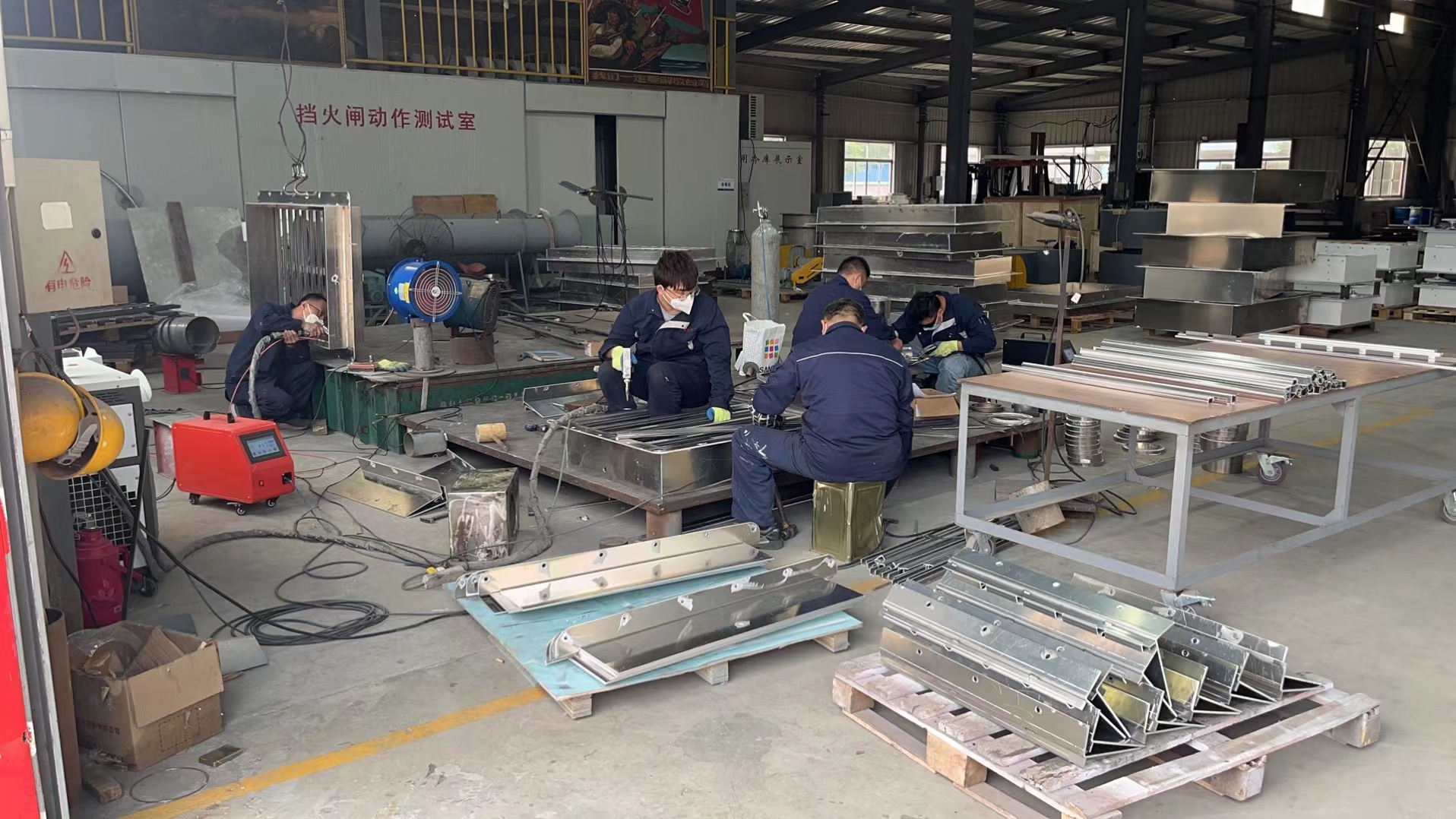 公司華北辦喜接12條船的鋁質汽水分離百葉窗大單(圖2) e7be170201e28f939b1c1be3bec42fd.jpg