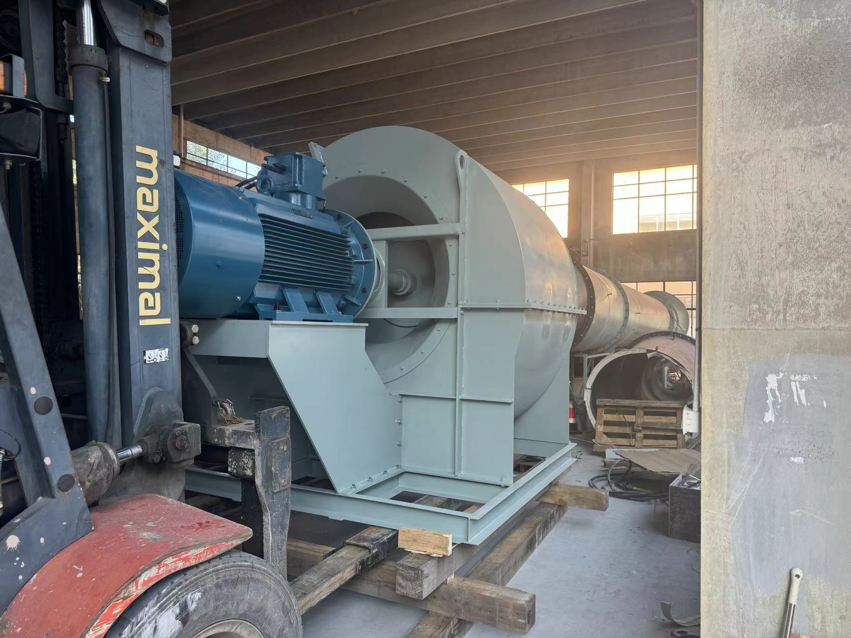 公司23萬風(fēng)量 200kw的船用防爆風(fēng)機試機成功(圖1) 96d6e29cb9acd9db128d25f81766d5a.jpg